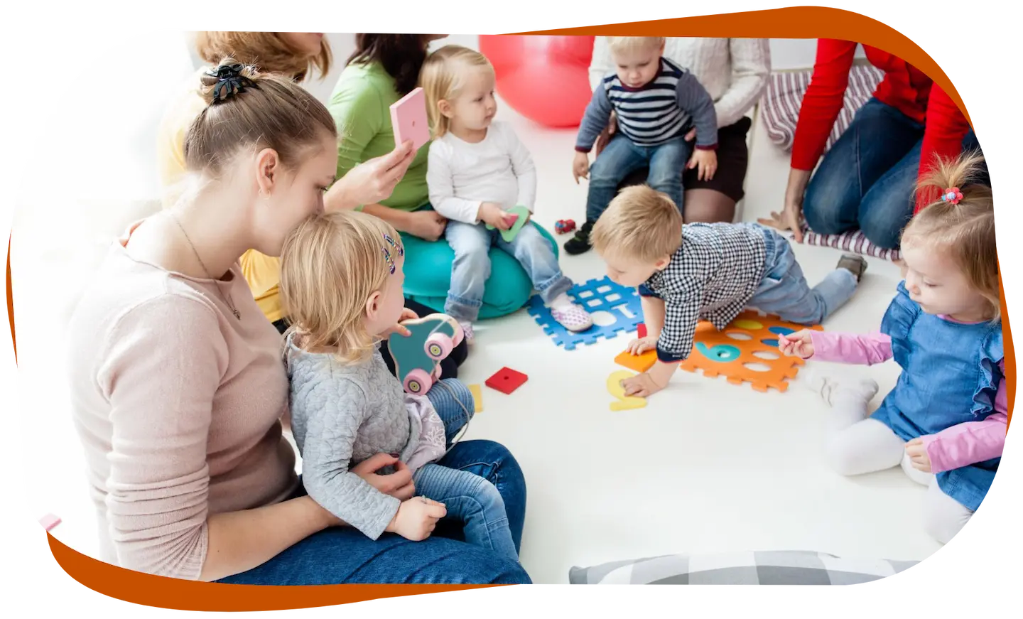 Eltern und Kinder spielen gemeinsam in einer Gruppe