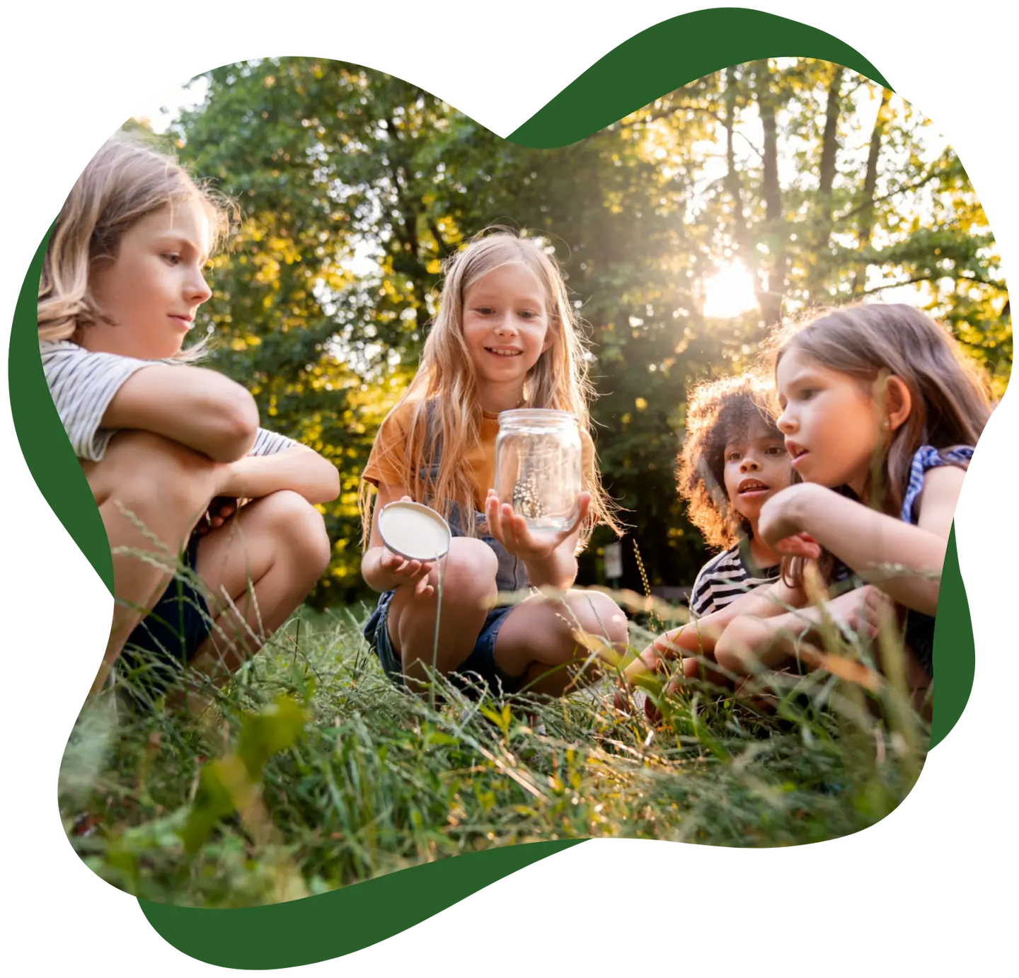 Kinder entdecken gemeinsam die Natur bei einem Ausflug im Grünen