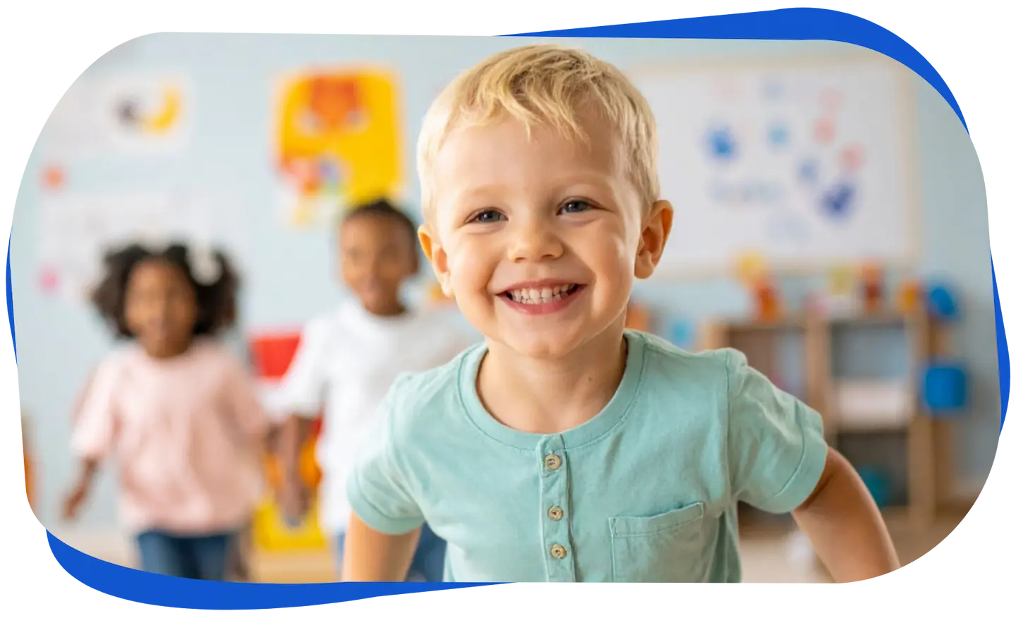 Lachendes Kind in einem Gruppenraum eines Kindergartens